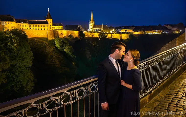 룩셈부르크 야경 명소 - **A Romantic Evening Stroll on Chemin de la Corniche, Luxembourg City.**
A high-definition, cine...